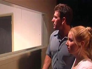 La pute britannique Hannah Harper se fait baiser sur un banc