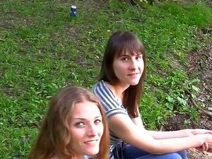 Jeune fille reçoit une éjaculation faciale en public