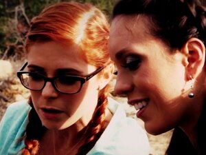 Bombe rousse se fait enculer pendant qu'elle se fait baiser avec un