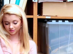 Regardez cette fraîche blonde se faire baiser par un flic bien monté