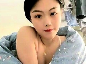 Une mignonne japonaise se masturbe hardcore dans un chatroom asiatique