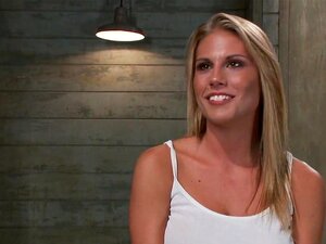 La pornstar blonde aux gros seins se fait baiser le cul en public.