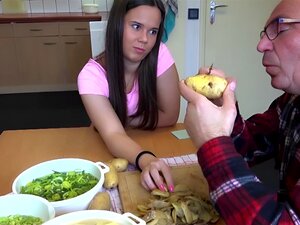 Douce mignonne baisant la vieille cuisine, avalant du sperme