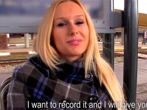 Une salope à gros seins se fait remplir de sperme dans le train. Une