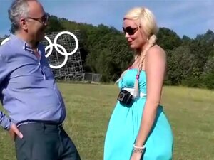 Blonde classe masturbe sa mine, blonde classe masturbe sa minge dans