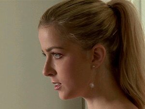 Blondie suce et chevauche la bite de son beau-père plus âgé. La