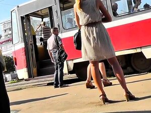 Une fille amateur ravissante avec un cul parfait en jupe dehors