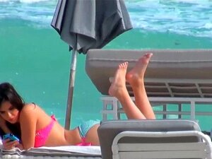 Une mignonne se fait baiser brutalement. Une mignonne idiote se