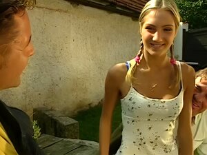Privé : Une mignonne avec des couettes se fait double pénétrer