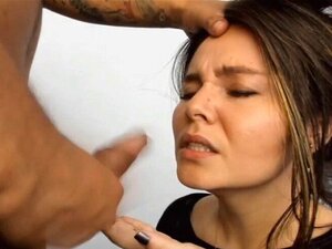 Cette nana suce bien sa bite. Cette brune donne une pipe incroyable à