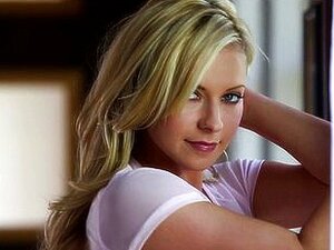 La superbe blonde Lena Nicole jouit fort