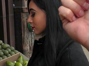 Poires et chatte ramassées au marché espagnol