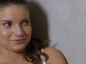 Les babes lesbiennes captivantes s'excitent de jouer habilement