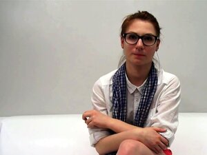 Une mignonne amateur nerd interviewée et baisée lors d'une audition