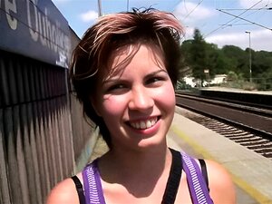 Plongez dans une extase pure alors que cette belle brune se laisse