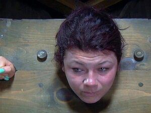 Bébé attachée bouffée par une spex femdom. Bébé attachée