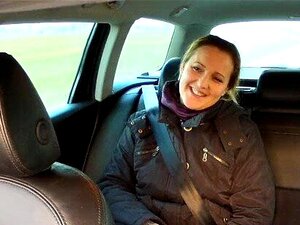 FakeTaxi Professionnel frustré dans l'anal sur la banquette arrière