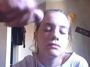 Elle a vendu son visage pour une belle éjaculation faciale. La