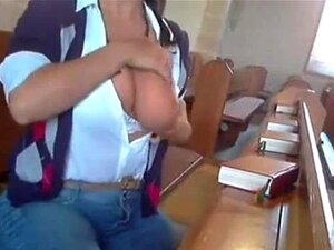 Regardez cette salope pulpeuse se faire surprendre en train de se