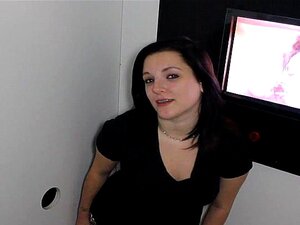 La mignonne lesbienne Carrie se transforme en salope avaleuse de