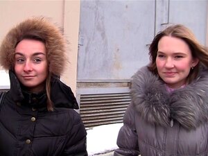 Pamela en blonde baisant dans les toilettes en vidéo porno avec des