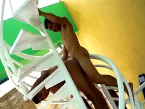 Un mignon twink asiatique amateur sur des escaliers en anal