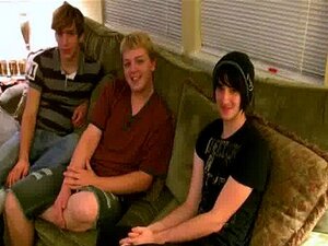 La scène chaude de twink Aron, Kyle et James s'enchaînent sur le