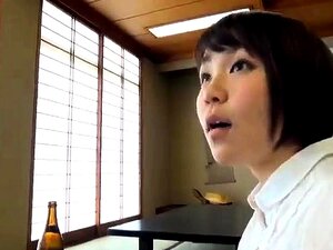 Une mignonne japonaise audacieuse a deux mecs qui partagent sa chatte