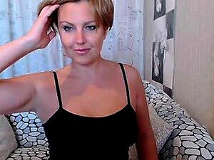 Belle-mère surprise devant la caméra