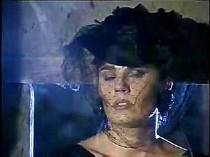MILF brune fumante
