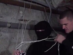 Un homme insatiable aime limer sa voisine musulmane et lui donner le