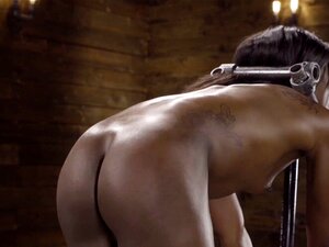 Petits seins ébène dans le bondage. Esclave ébène aux petits