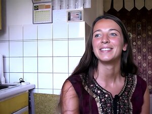 Ersties-Tanja aux Yeux Bleus Doigte Sa Chatte Humide et Poilue