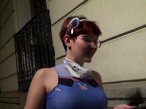 Avoir un plug dans le cul et lécher une bite en public