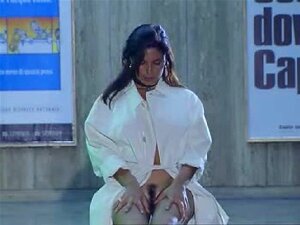 Laissez-vous ensorceler par Deborah, une babe captivante qui vous