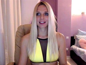 Blonde serrée, chatte, se doigte en solo dans un solo glamour