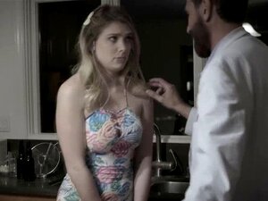 La petite blonde se fait baiser par l'ami de son beau-père qui lui