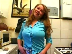 Petite copine amateur à gros seins suce et baise avec du sperme