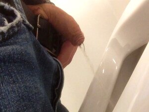 Pisser dans l'urinoir