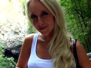 La bombe européenne Jennifer Simons baise un homme étranger en