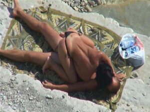 Voyeur Tapes se fait baiser en couple sur la plage