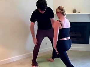 Belle-mère blonde épaisse que j'aimerais baiser en faisant du yoga