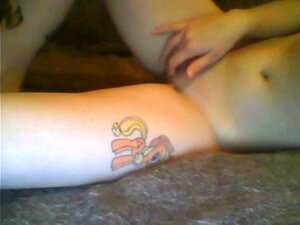 Ukrainienne fraîche avec des tatouages idiots