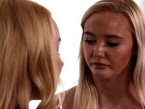 Les salopes Aaliyah Love et Paisley Porter se frottent en ciseaux