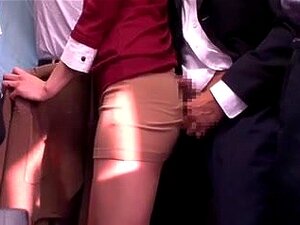 Une salope japonaise suce une bite dans un bus public, une délicieuse