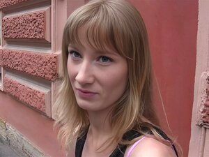  cutie prend une bite dans la bouche pour s'essayer au porno réalité