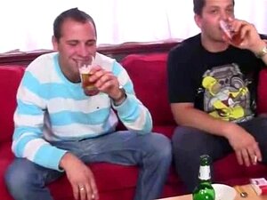 Maman sexy se fait baiser par des bites fraîches, en anal