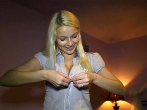 Session de forage de chatte scandaleuse. Une nana séduisante se