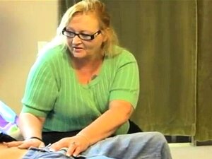 Une MILF veut voir et sucer des gros chibres de mecs frais