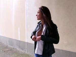 La plantureuse Victoria chevauche une bite pour de l'argent, la